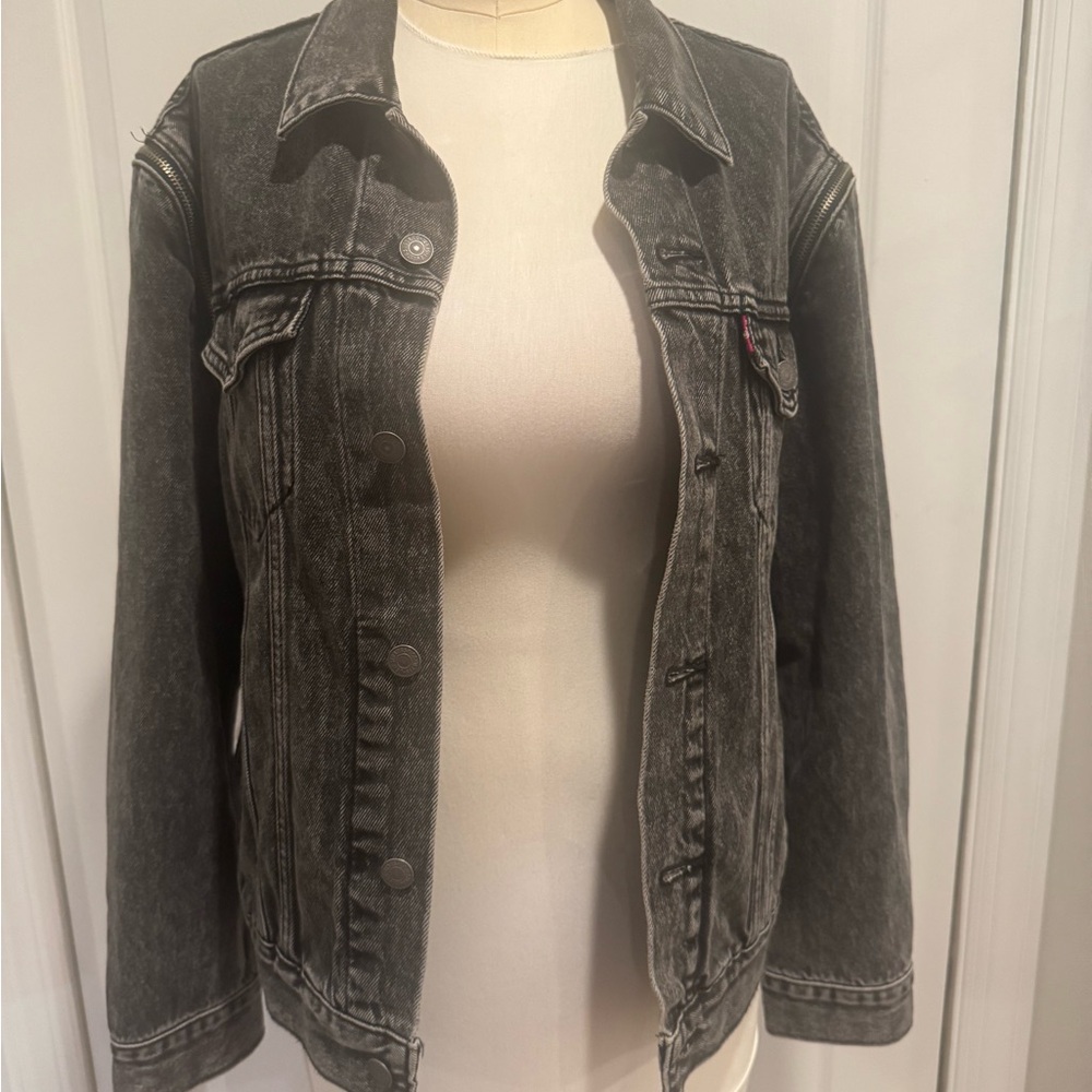 Vintage Levi's Black washes Denim Jacket with zippered sleeves